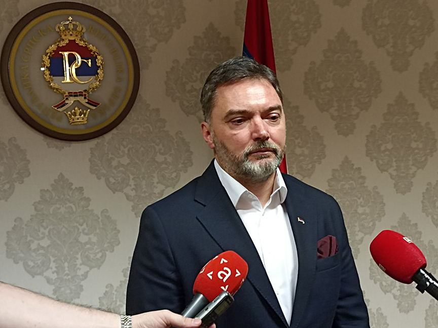 САРАЈЕВО, 24. ЈУНА /СРНА/ - Замјеник предсједавајуће Савјета министара Сташа Кошарац рекао је да "босанска" БиХ не постоји, јер је то илузија и великобошњачки пусти сан који произлази из "Исламске декларације", а не из дејтонског Устава и реалности.