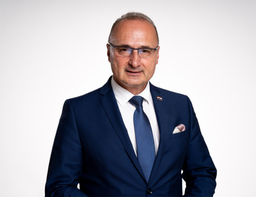 ЗАГРЕБ, 1. ЈУЛА /СРНА/ - Хрватска ће реаговати поводом усвајања Резолуције о геноциду у Јасеновцу у Скупштини Црне Горе и као чланица ЕУ и НАТО-а има на располагању све механизме, рекао је данас хрватски шеф дипломатије Гордан Грлић Радман.