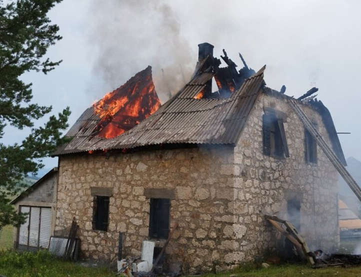 ПОДГОРИЦА, 18. ЈУЛА /СРНА/ - Гром је данас запалио кућу на Жабљаку, а у пожару је причињена велика материјална штета, саопштила је Служба заштите и спасавања са Жабљака.