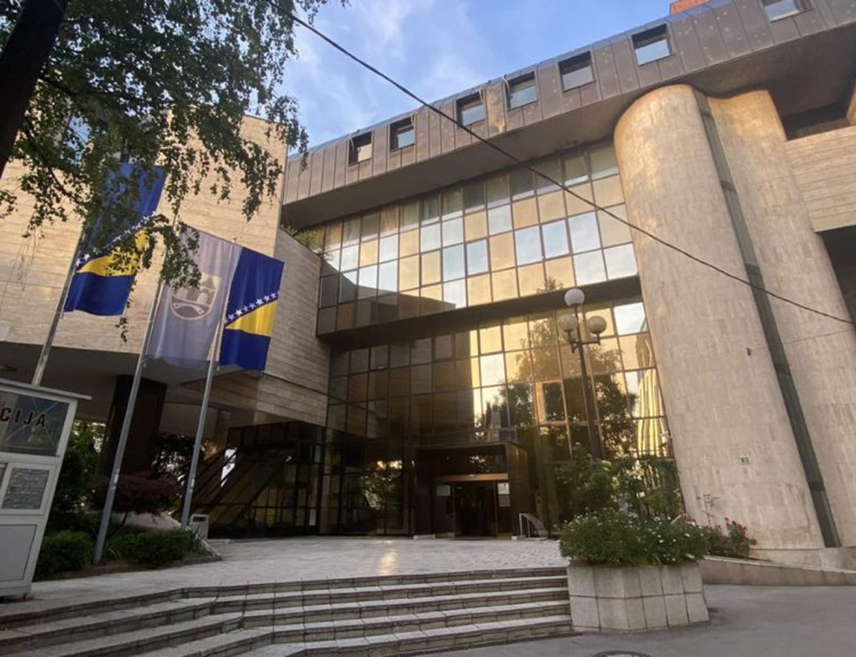 САРАЈЕВО, 24. ЈУЛА /СРНА/ - Приједлог одлуке о поступку избора и именовања судије Уставног суда БиХ посланици Представничког дома Федерације БиХ /ФБиХ/ одбили су данас разматрати по хитном поступку, па је овај документ пребачен у форму нацрта.