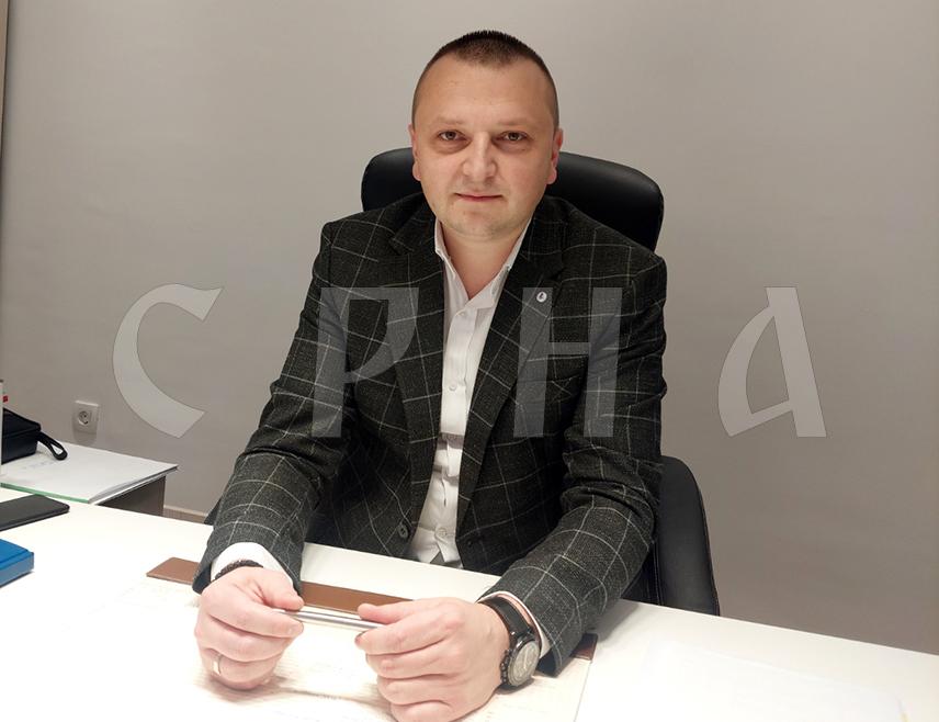 ИСТОЧНО САРАЈЕВО, 5. АВГУСТА /СРНА/ - Завод за уџбенике и наставна средства Источно Сарајево у завршној је фази штампе и дистрибуције уџбеника у књижаре широм Републике Српске, а цијене су на нивоу прошлогодишњих, изјавио је Срни вршилац дужности директора овог предузећа Предраг Спасојевић.