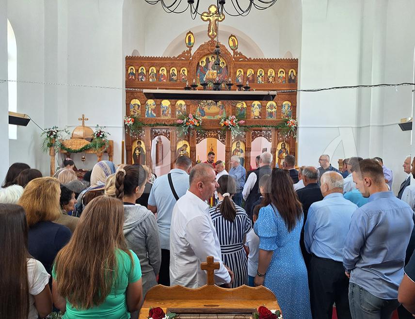 ИСТОЧНИ СТАРИ ГРАД, 9. АВГУСТА /СРНА/ - Светом архијерејском литургијом, литијом око цркве и ломљењем славског колача, те потписивањем повеље о братимљењу са црногорском општином Жабљак, општина Источни Стари Град данас је обиљежила Дан општине и крсну славу - Светог великомученика Пантелејмона.