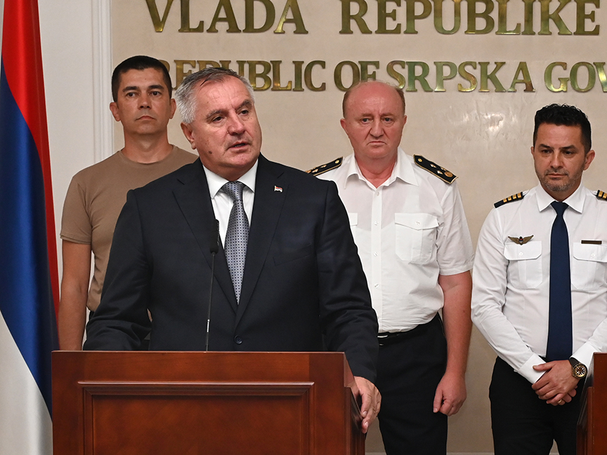 БАЊАЛУКА, 26. АВГУСТА /СРНА/ - Предсједник Владе Републике Српске Радован Вишковић изјавио је да ће Српска у складу са својим могућностима набавити још један хеликоптер за гашење пожара, али неће бити скуп као "пума" или "бел 212", које има Србија.