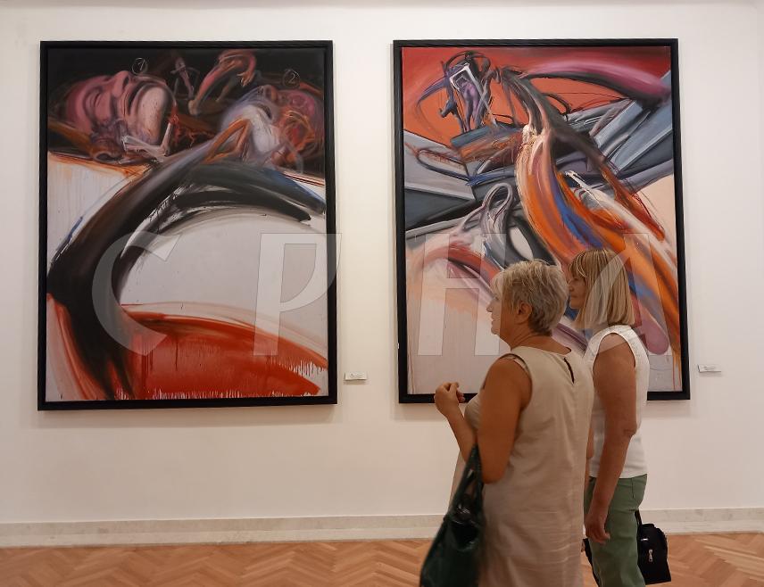 ТРЕБИЊЕ, 30. АВГУСТА /СРНА/ - У Музеју Херцеговине у Требињу вечерас је отворена изложба "Милош Шобајић: Поглед уназад, корак унапред", која представља ретроспективни преглед стваралаштва једног од најзначајнијих савремених српских умјетника.