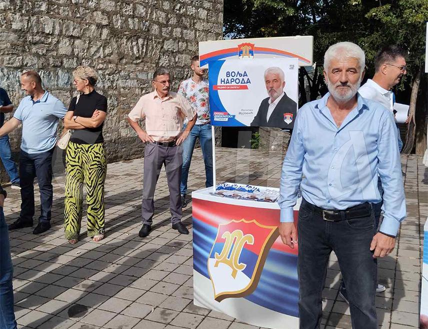 БИЛЕЋА, 6. СЕПТЕМБРА /СРНА/ - Кандидат СДС-а на начелника општине Билећа Веселин Вујовић изјавио је данас да ће, ако поново буде изабран на ову позицију, наставити да ради за Билећу.
