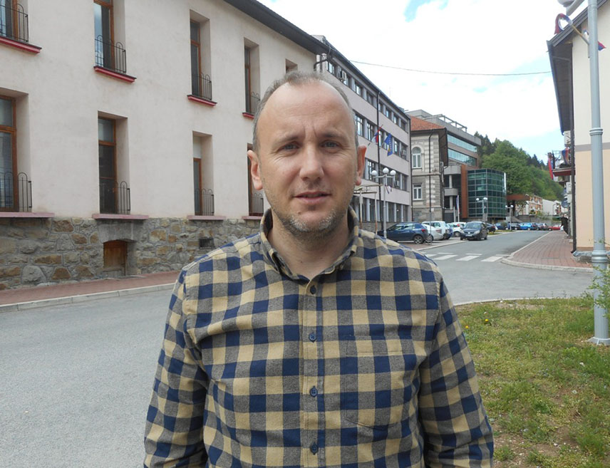 СРЕБРЕНИЦА, 11. СЕПТЕМБРА /СРНА/ - Предсједник Општинске организације породица заробљених и погинулих бораца и несталих цивила Бранимир Којић изјавио је Срни да потпредсједник Републике Српске Ћамил Дураковић најновијим иступима у медијима најављује да бошњачка дјеца неће похађати наставу у Српској и тиме већ подиже тензије пред изборе, изигравајући заштитника Бошњака иако их је на претходним локалним изборима преварио.