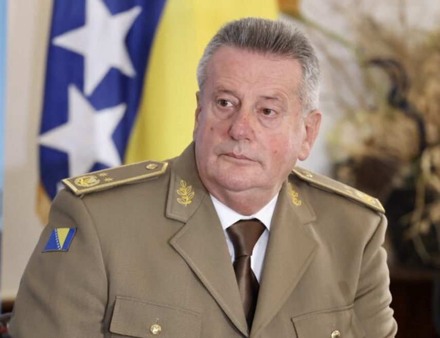 САРАЈЕВО, 12. СЕПТЕМБРА /СРНА/ - Заједнички штаб Оружаних снага БиХ није доставио никакво мишљење Министарству, поготово не позитивно о питању дистрибуције изборног материјала, изјавио је Срни начелник Заједничког штаба генерал пуковник Гојко Кнежевић.