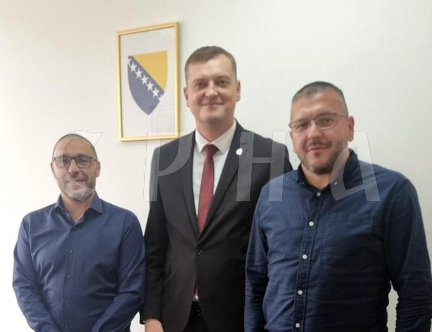 БРОД, 13. СЕПТЕМБРА /СРНА/- Представници општине Брод и Министарства за избјегла и расељена лица Федерације БиХ /ФБиХ/ потписали су данас у Сарајеву уговор о реализацији пројекта замјене вањске столарије на згради Дома здравља у Броду, у вриједности 87.427 марака.