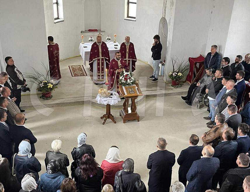 КОЗАРСКА ДУБИЦА, 13. СЕПTЕМБРА /СРНА/ - У Црквеној општини Међувође Епархије бањалучке данас је обиљежена слава првог храма под Козаром посвећеног Светим новомученицима јасеновачким.