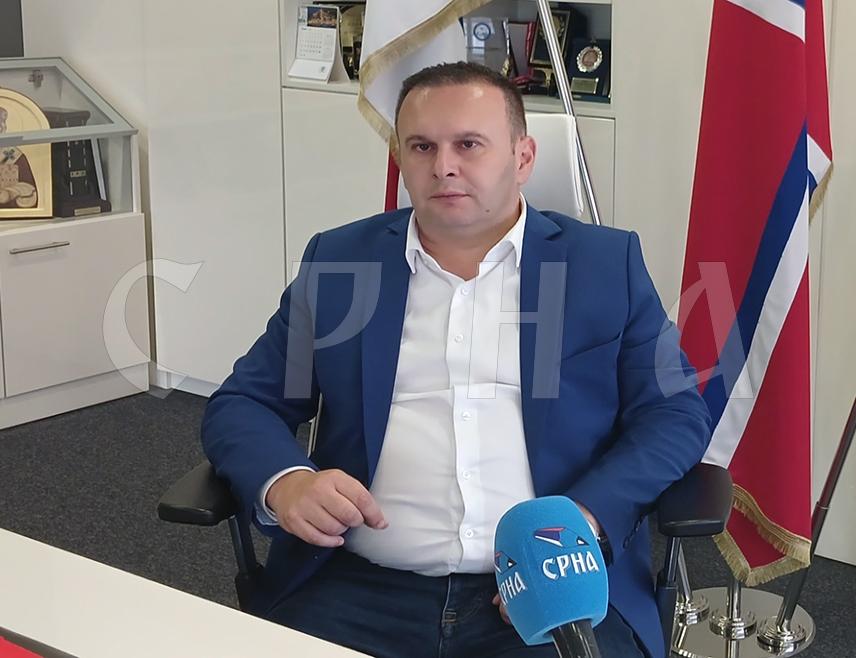 Када је ријеч о иницијативи да Пале добију статус пријестонице Републике Српске, Ћосић у интервјуу Срни истиче да апсолутно подржава такву идеју, али да очекује да ће у то бити укључена и Градска управа