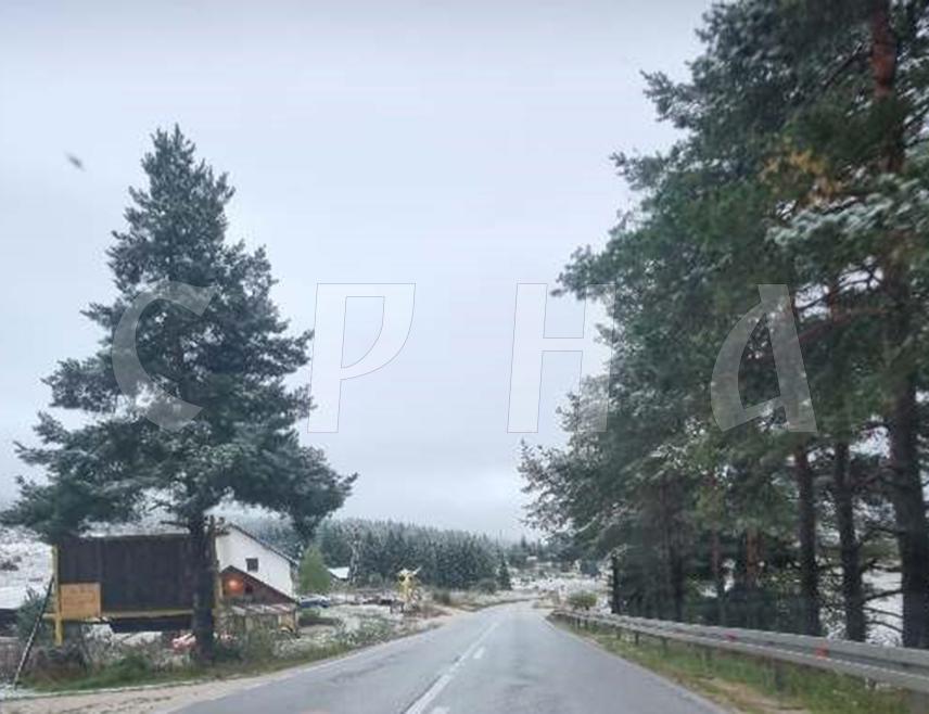 СОКОЛАЦ, 14. СЕПTЕМБРА /СРНА/ - На планинском превоју Романија током ноћи је падао слаб снијег, али се није задржао на коловозу и не утиче на редовно одвијање саобраћаја, јавља дописник Срне.