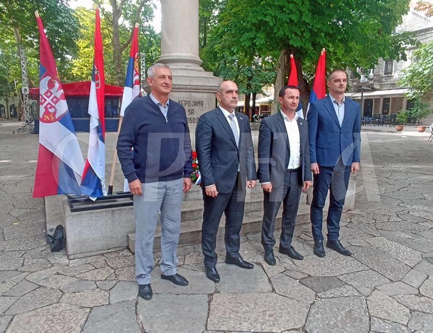 TРЕБИЊЕ, 15. СЕПТЕМБРА /СРНА/ - На Споменик херојима за слободу у Требињу данас је, поводом Дана српског јединства, слободе и националне заставе, положено цвијеће.