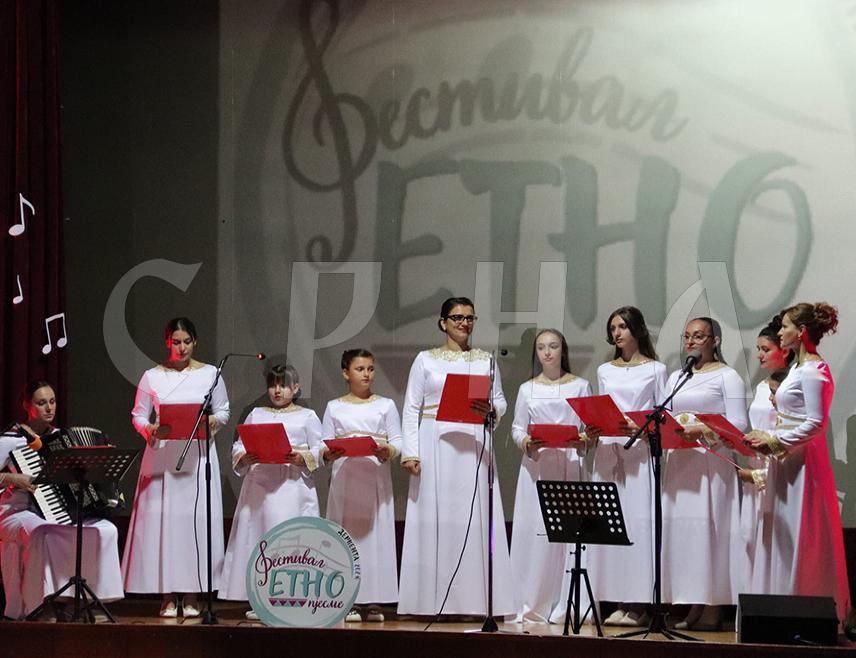 ДЕРВЕНТА, 15. СЕПТЕМБРА /СРНА/ - У Дервенти је одржан фестивал етно-пјесме поводом Дана српског јединства, слободе и националне заставе, у организацији Српског културно-умјетничког друштва /СКУД/ из овог града.