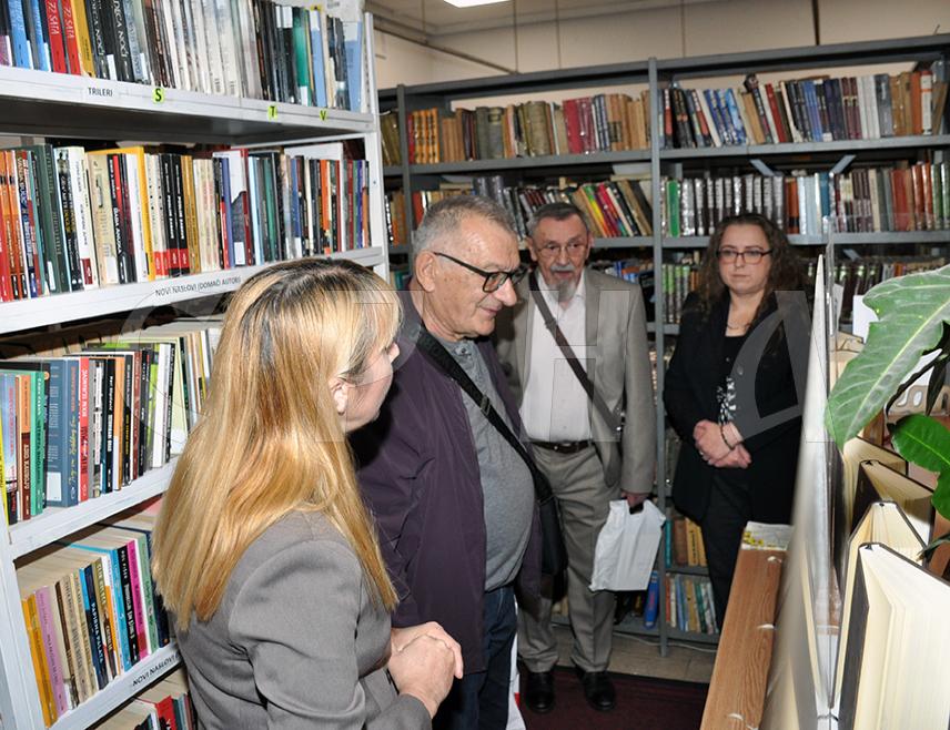 ПРИЈЕДОР, 18. СЕПТЕМБРА /СРНА/ - Програм овогодишњих Књижевних сусрета на Козари настављен је вечерас посјетом књижевника Народној библиотеци "Ћирило и Методије" у Приједору који су овој установи уручили своје потписане књиге.