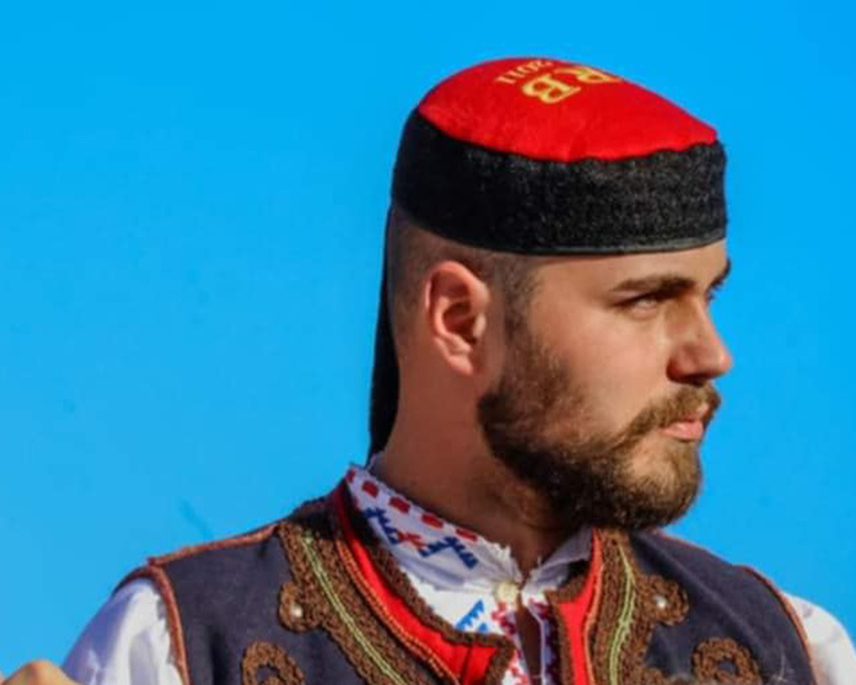 Овај млади Крајишник, изоштрених црта лица и дубока погледа који одише чистотом душе крајишке, каже да му је у животу водиља један дио изворне крајишке пјесме: "Да ми дају пола свијета, мом је срцу прече, оно парче ђедовине, куда Унац тече..."