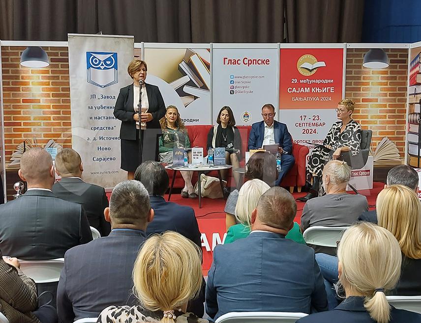 БАЊАЛУКА, 19. СЕПТЕМБРА /СРНА/ - Награда "Златна сова", коју додјељује Завод за уџбенике и наставна средства Републике Српске за најбољи необјављени роман, уручена је вечерас Радојку Лаки Веселиновићу из Ужица за рукопис "Савршено нормалан човек".