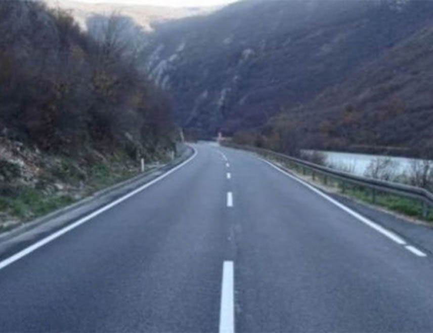 БАЊАЛУКА, 24. СЕПТЕМБРА /СРНА/ - На већини путева у Републици Српској и Федерацији БиХ саобраћај се одвија по мјестимично мокрим или влажним коловозима, а фреквенција возила умјереног је интензитета, изузев дионица у градским центрима гдје је у јутарњим часовима појачана.