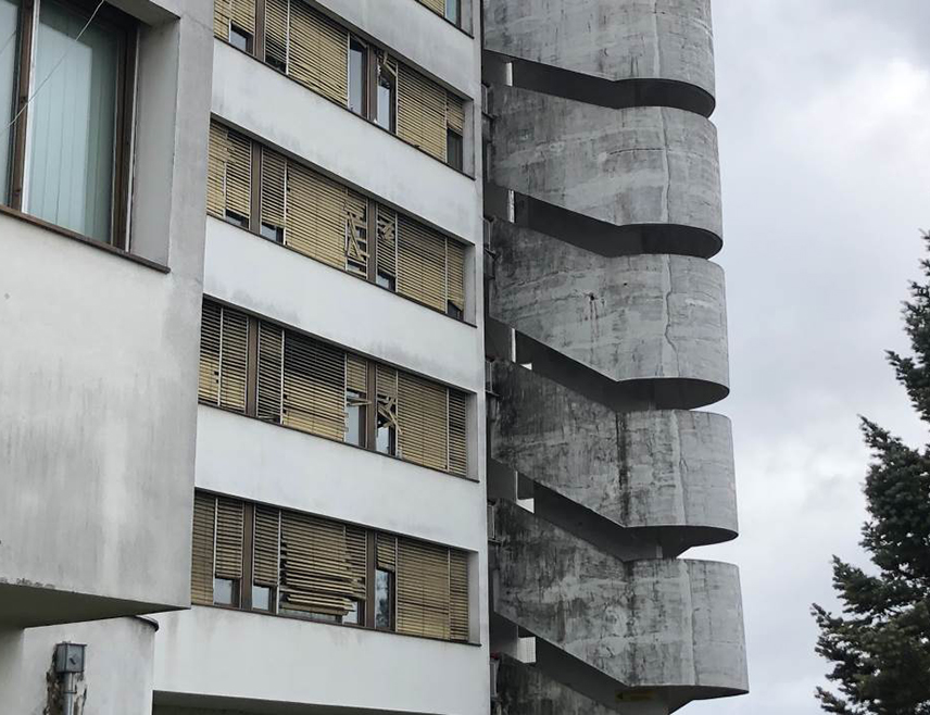 ПРИЈЕДОР, 28. СЕПТЕМБРА /СРНА/ - Од гранта Владе, односно Министарства здравља и социјалне заштите Републике Српске, који за приједорску болницу износи 400.000 КМ, биће измирен дио текућих обавеза и санирано 1.200 метара квадратних крова који прокишњава, рекао је Срни вршилац дужности директора Болнице Мирослав Бијелић.