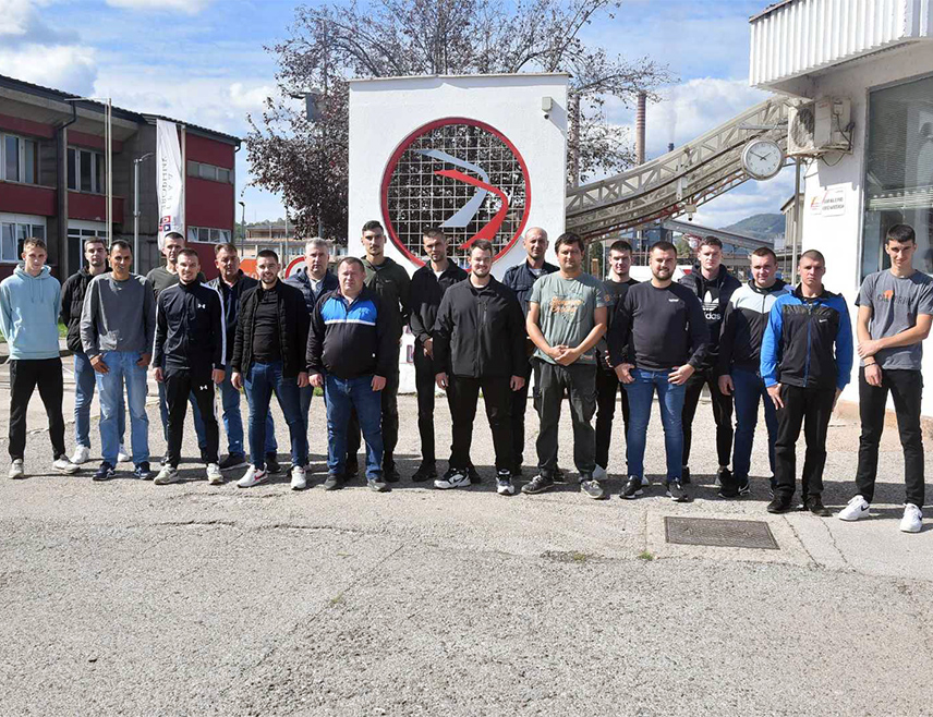 ЗВОРНИК, 1. ОКТОБРА /СРНА/ - Компанија "Алумина" из Зворника запослила је 22 нова радника у секторима производње, одржавања и у грађевинској оперативи, саопштено је данас из ове компаније.