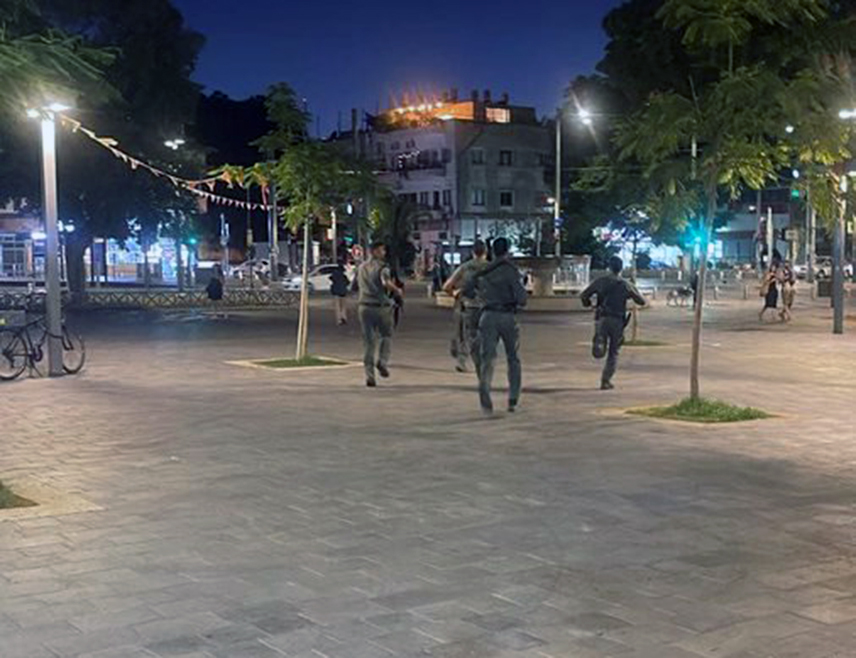 ТЕЛ АВИВ, 1.ОКТОБРА /СРНА/ - Најмање десет људи рањено је у пуцњави у предграђу Тел Авива, саопштено је из израелске полиције.