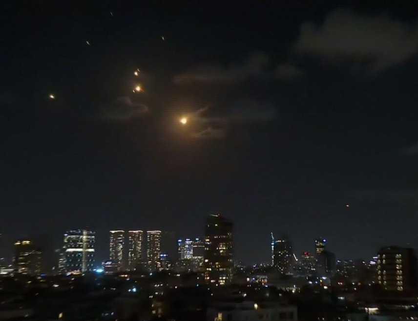 ЈЕРУСАЛИМ, 1. ОКТОБРА /СРНА/ - Иран је испалио око 400 пројектила ка Израелу, пише "Џерусалим пост".