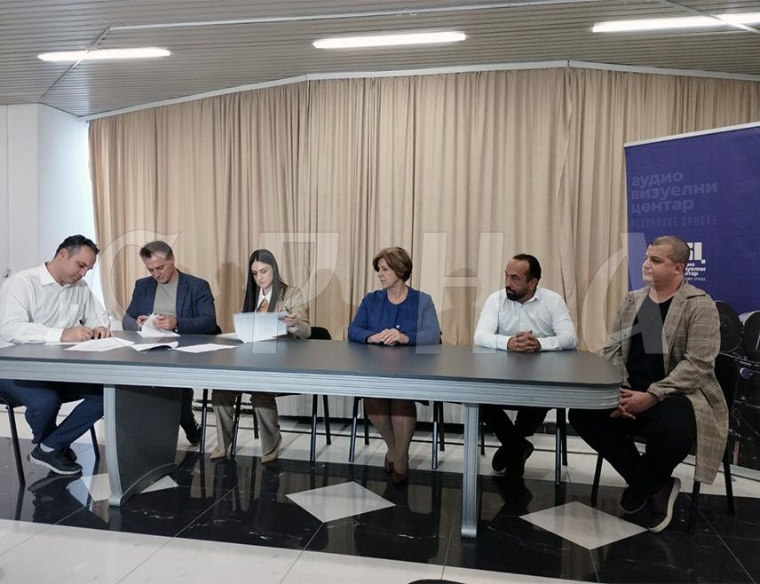 БАЊАЛУКА, 3. ОКТОБРА /СРНА/ - Директор Аудио-визуелног центра Републике Српске Ања Илић потписала је данас у Бањалуци уговоре о суфинансирању два дугометражна играна филма националне тематике са милион КМ који су подржани на јавном конкурсу.