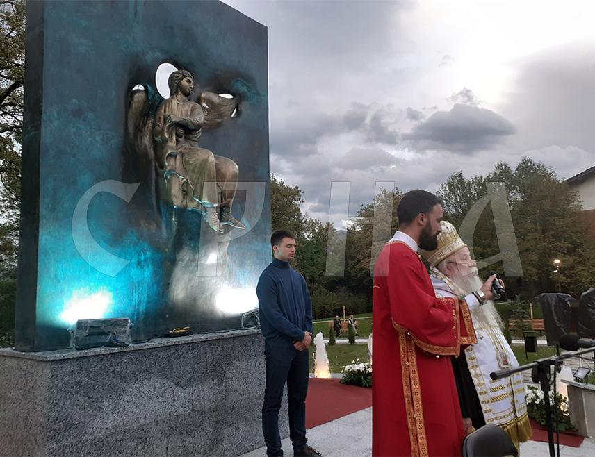 ИСТОЧНО САРАЈЕВО, 3. ОКТОБРА /СРНА/ - У Меморијалном комплексу у Источном Новом Сарајеву вечерас је откривен споменик "Бели анђео", који је освештао Његово високопреосвештенство митрополит дабробосански Хризостом у присуству великог броја вјерника, гостију и званица.