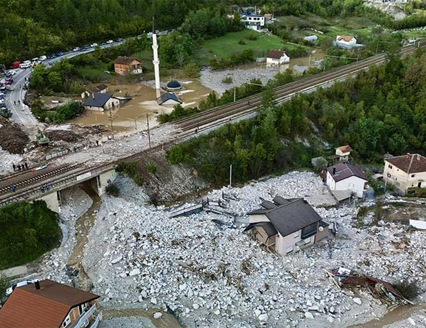 БАЊАЛУКА, 5. ОКТОБРА /СРНА/ - На путевима који воде од Јабланице према Мостару и Блидињу и даље је обустављен саобраћај због посљедица катастрофалних поплава и клизишта који су захватили тај дио Херцеговине и долине Неретве, саопштено је из Ауто-мото савеза Републике Српске.