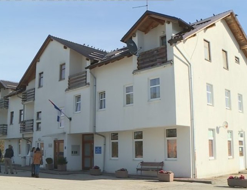 ПЕТРОВАЦ/ДРИНИЋ, 6. ОКТОБРА /СРНА/ - У општини Петровац/Дринић до 11.00 часова гласало је 345 бирача на локалним изборима или 29,56 од укупног броја регистрованих, рекао је Срни предсједник Општинске изборне комисије /ОИК/ Бојан Ћулибрк.