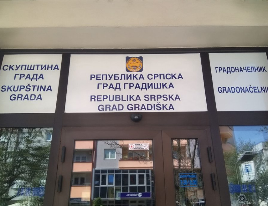 ГРАДИШКА, 6. ОКTОБРА /СРНА/ - До 11.00 часова на локалним изборима у Градишци гласало је 8.108 бирача, односно 14,76 одсто уписаних у бирачки списак, изјавио је Срни предсједник Градске изборне комисије Градишка Бранислав Радиновић.