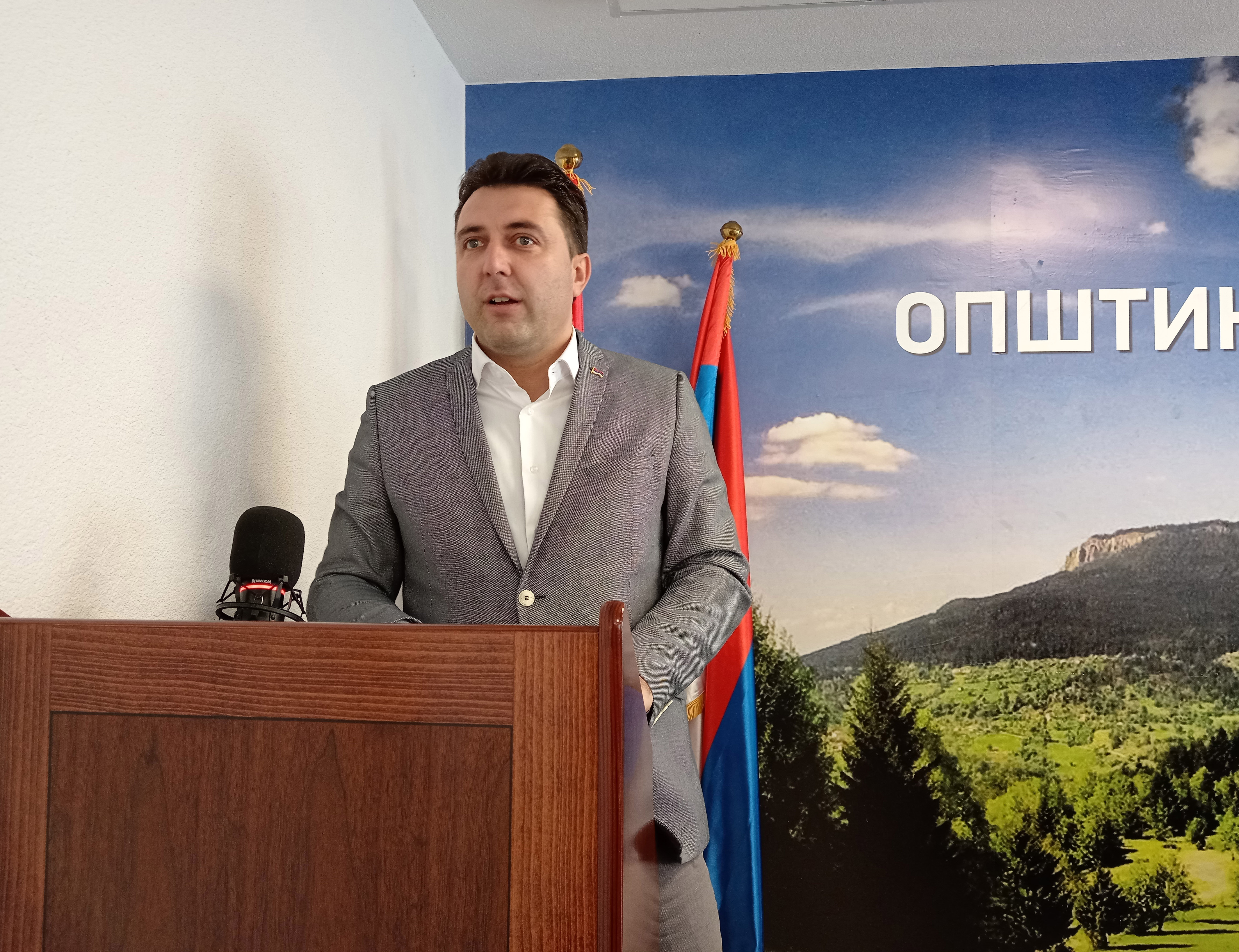 СОКОЛАЦ, 9. ОКТОБРА /СРНА/ - Кандидат СНСД-а за начелника Сокоца Страхиња Башевић, који убједљиво води према досад пребројаним гласовима, најавио је да ће одмах по преузимању функције заједно са Владом Републике Српске радити на стабилизацији стања у овој општини.