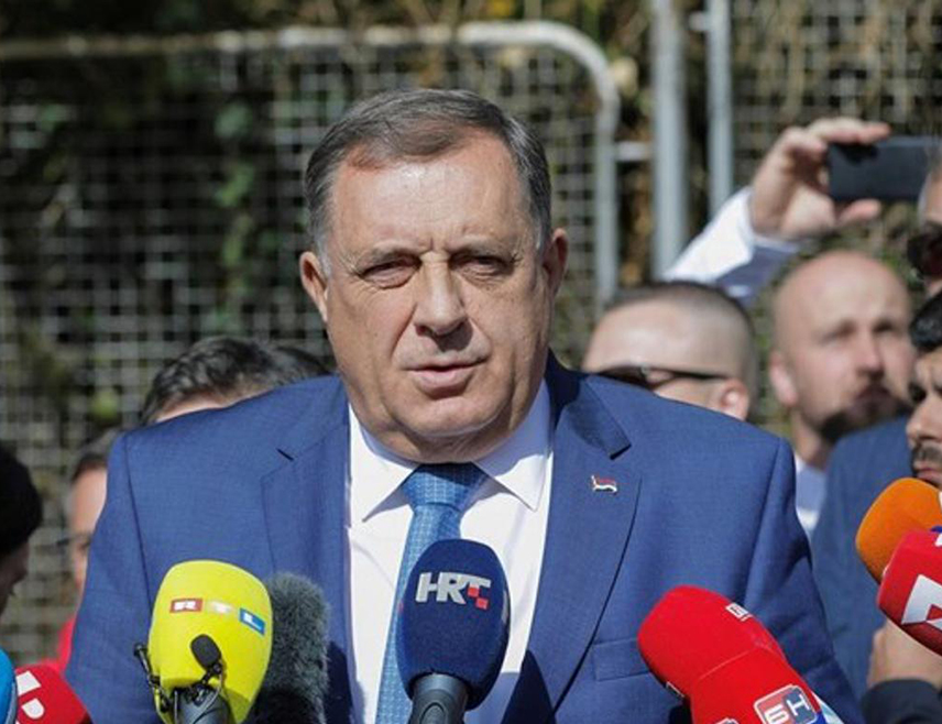 ИСТОЧНО САРАЈЕВО, 9. ОКТОБРА /СРНА/ - Изјаве за новинаре биће одржане испред зграде Суда БиХ, по окончању рочишта предсједнику Републике Српске Милораду Додику и вршиоцу дужности директора "Службеног гласника Српске" Милошу Лукићу, најављено је из Кабинета предсједника Републике.