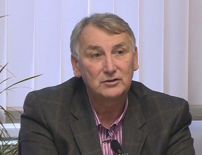 БИЈЕЉИНА, 9. ОКТОБРА /СРНА/ - Адвокат Миодраг Стојановић најавио је да ће тужбом тражити надоканду материјалне штете зато што његов клијен Ранко Драшкић, који је правоснажно ослобођен оптужби за ратни злочин, није могао једно вријеме да ради и оболио је због процеса пред Судом БиХ, као и нематеријалну штету за душевни бол због поремећеног угледа, части и достојанства.