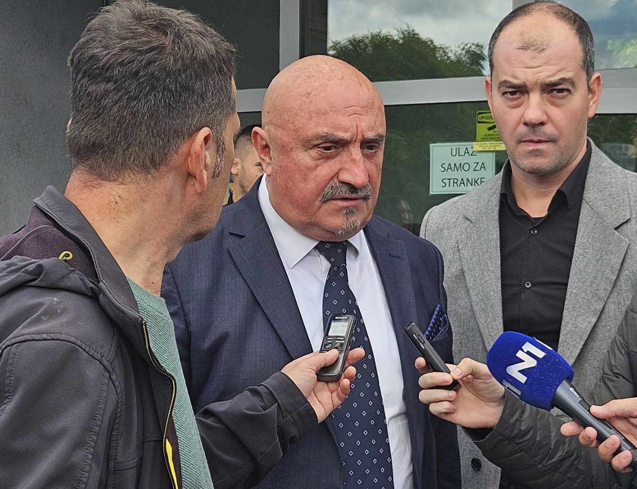 SARAJEVO, OCTOBER 9 /SRNA/ - Lawyer Goran Petronijević said that everything that is happening with the first president of Republika Srpska, Radovan Karadžić, who is serving a prison sentence in Great Britain, where his rights are severely suspended, indicates that the authorities of that country want to execute so-called life sentence as soon as possible, even physically liquidate him.