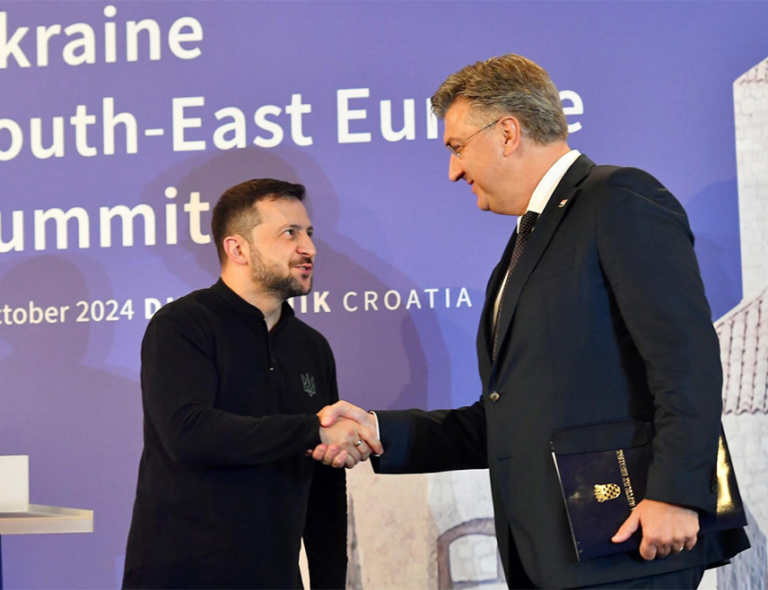 ДУБРОВНИК, 9. ОКТОБРА /СРНА/ - Потписници Декларације трећег Самита "Украјина - Југоисточна Европа", одржаног у Дубровнику, истакли су подршку независности, суверенитету и територијалном интегритету Украјине, а потврђена је и непоколебљива посвећеност пружању континуиране вишестране подршке тој земљи.