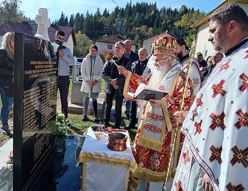 СОКОЛАЦ, 13. ОКTОБРА /СРНА/ - У порти Храма Светог Василија Острошког у Каљини код Сокоца данас је Његово високопреосвештенство митрополит дабробосански Хризостом освештао спомен-обиљежје са именима 28 српских бораца и шест цивила из ове мјесне заједнице погинулих у Одбрамбено-отаџбинском рату, те изразио наду да ће на данашњи дан идуће године бити освештан и овај храм на којем су у току завршни радови.