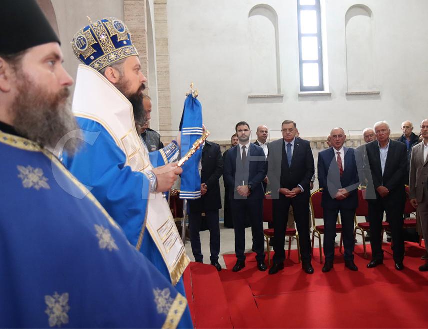 ПРИЈЕДОР, 14. ОКТОБРА /СРНА/ - Предсједник Републике Српске Милорад Додик изјавио је данас да је на обиљежавање славе манастира Милошевац код Приједора дошао како би дао подршку пропагирању вјере и градњи вјерских објеката.