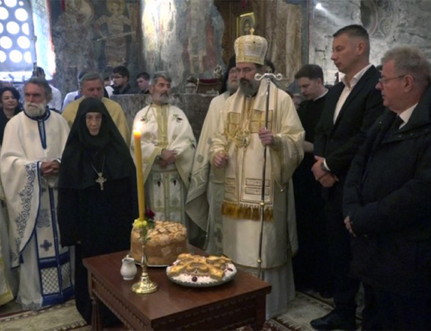 ПЕЋ, 14. ОКТОБРА /СРНА/ - Манастир Пећка патријаршија, један од најважнијих духовних центара Српске православне цркве, у присуству око 1.500 вјерника из Србије, Републике Српске, Црне Горе и региона, прославио је своју храмовну славу, Покров Пресвете Богородице.