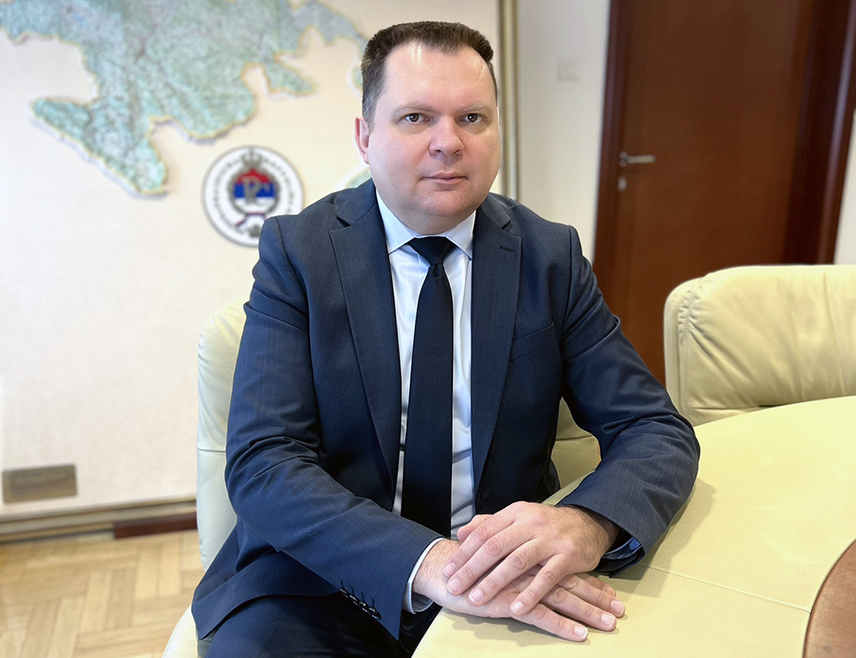 БАЊАЛУКА, 15. ОКТОБРА /СРНА/ - БРИКС представља алтернативу старом свијету који је у фази силаска са историјске и свјетске сцене, због чега је важно да Српска у свијету који се гради препозна пријатеље, партнере и савезнике, рекао је Срни министар за научнотехнолошки развој и високо образовање Жељко Будимир.