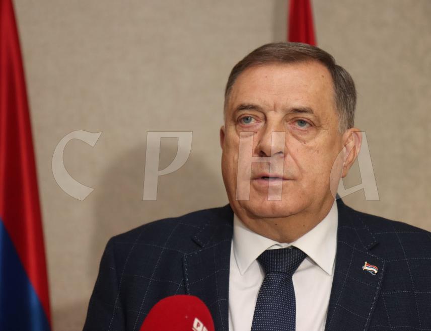 ИСТОЧНО САРАЈЕВО, 16. ОКТОБРА /СРНА/ - Предсједник Републике Српске Милорад Додик изјавио је да је некадашњи бошњачки лидер у БиХ Алија Изетбеговић непресуђени ратни злочинац и да његов аманет слиједе сви политички представници Бошњака у БиХ, односно не прихватају дејтонску БиХ са правима која имају народи и ентитети.