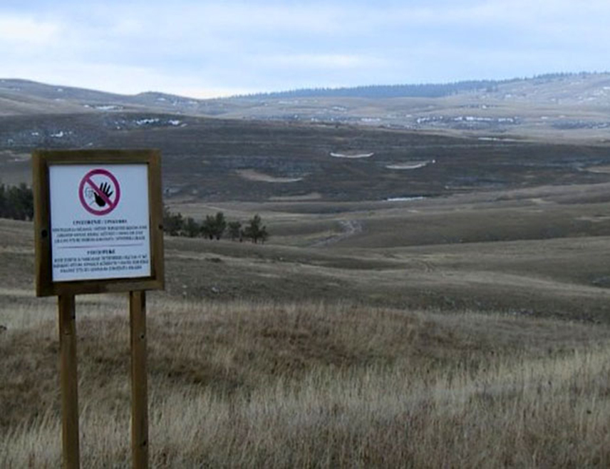 ГЛАМОЧ, 18. ОКТОБРА /СРНА/ - Предсједник Скупштине Удружења грађања "Прибеља" из Гламоча Страхило Субашић рекао је Срни да се чују јаке детонације, земља се тресе и путна комуникација буде заустављена када се уништавају минско-експлозивна средства на полигону "Барбара" у овој локалној заједници.