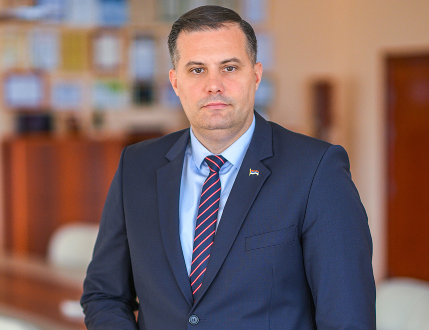 БАЊАЛУКА, 18. ОКТОБРА /СРНА/ - Министар за просторно уређење, грађевинарство и екологију Републике Српске Бојан Випотник најавио је да ће се у понедјељак, 21. октобра, састати са представницима Универзитета у Бањалуци и осталим релевантним факторима о потенцијалним нерагуларностима у вези са изградњом кружног тока испред улаза у Универзитетски град.
