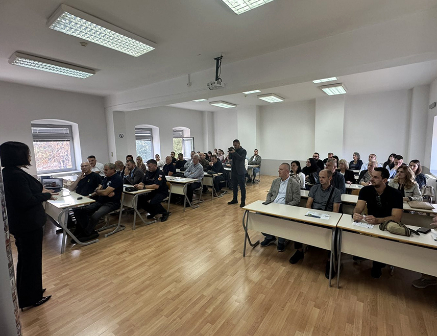 МОСТАР, 19. ОКТОБРА /СРНА/ - Предсједник Владе Херцеговачко-неретванског кантона /ХНК/ Марија Бухач рекла је да очекује конкретну помоћ у санирању посљедица природне несреће у овом кантону, те напоменула да коначне размјере штете, нарочито новчану процјену, још није могуће израчунати.