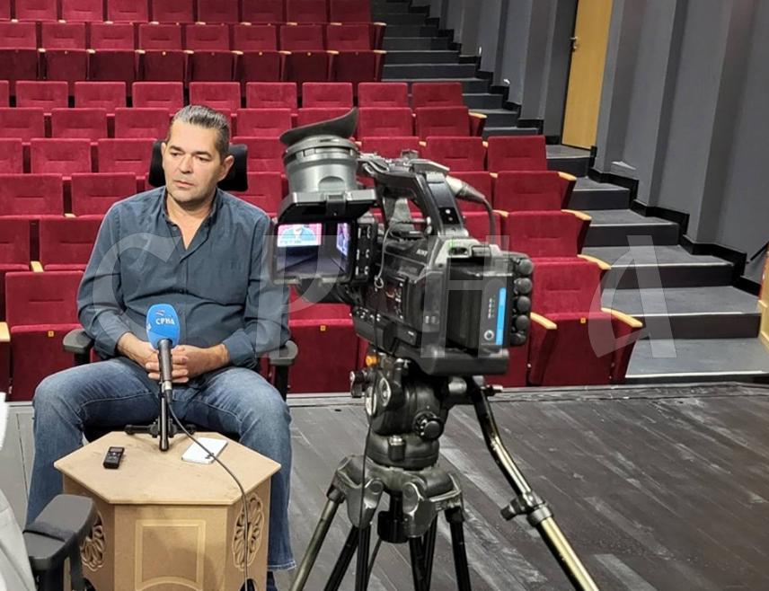 ИСТОЧНО САРАЈЕВО, 20. ОКТОБРА /СРНА/ - Није умјетност с неба пала, то је један посебан, лијеп свијет и штета је што људи не поимају колико је битна у њиховим животима и колико из ње могу да науче, рекао је у интервјуу Срни академски сликар из Источног Сарајева Борко Мочевић.