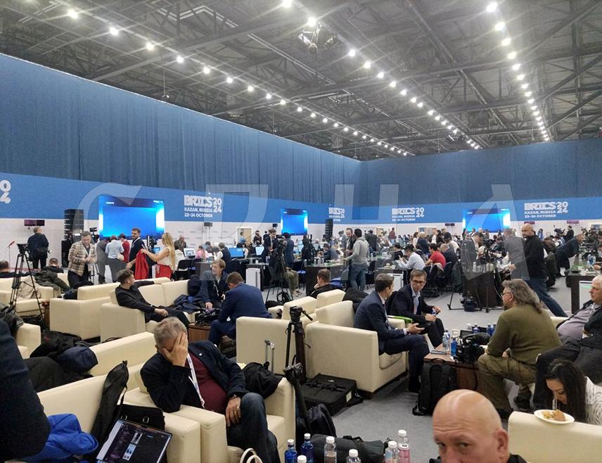 БАЊАЛУКА, 26. ОКТОБРА /СРНА/ - Учешће Републике Српске на Самиту БРИКС-а у Казању представља велико повјерење јер ју је као посматрача званично позвала Русија - организатор, и сада је на Српској да свој политички капитал што више искористи за бржи економски развој, оцијенио је професор Факултета политичких наука у Бањалуци Милош Шолаја.