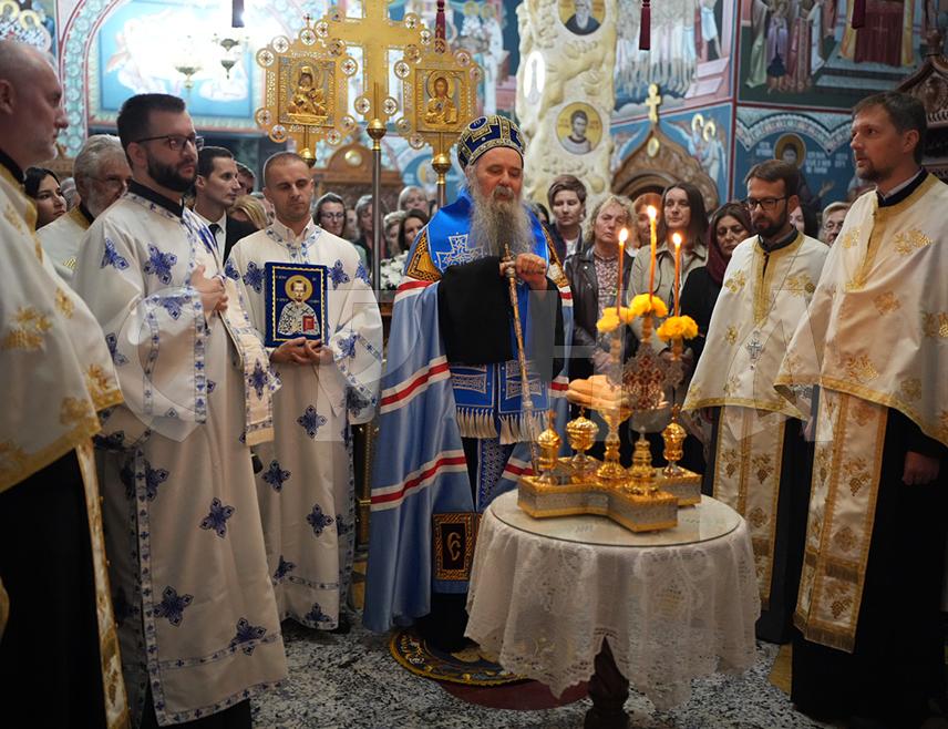 БИЈЕЉИНА, 26. ОКТОБРА /СРНА/ - У Манастиру Свете Петке у Бијељини вечерас је почело обиљежавање крсне славе ове светиње, а Његово високопреосвештенство митрополит зворничко-тузлански Фотије истакао је у обраћању присутнима да се ова дивна светитељка јављала свима и свима помагала.