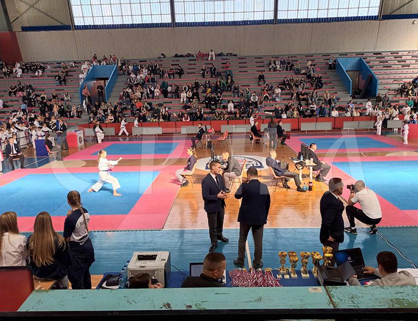 ЗВОРНИК, 27. ОКТОБРА /СРНА/ - На Међународном турниру "Зворник опен у каратеу `24" данас учествује око 400 спортиста из 35 клоубова из Србије, Хрватске, Црне Горе, Словеније, Републике Српске и Федерације БиХ.