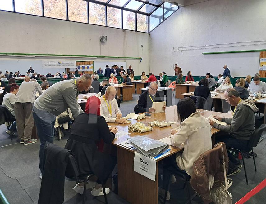 САРАЈЕВО, 28. ОКТОБРА /СРНА/ - Поновно бројање гласова са октобарских локалних избора за више изборних јединица и мјеста почело је јутрос у Главном центру за бројање према наредбама које је донијела Централна изборна комисија /ЦИК/ БиХ по захтјеву или службеној дужности.