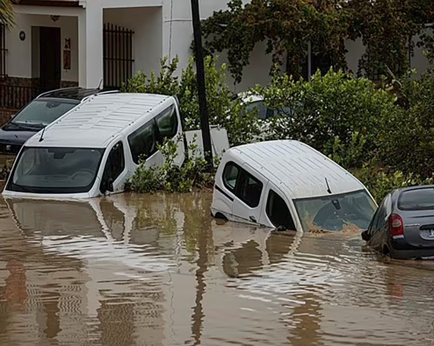 МАДРИД, 30. ОКТОБРА /СРНА-Ројтерс/ - Најмање 13 људи погинуло је у поплавама на југоистоку Шпаније, јавио је медијски сервис "ТВЕ", позивајући се на извјештаје из полиције.