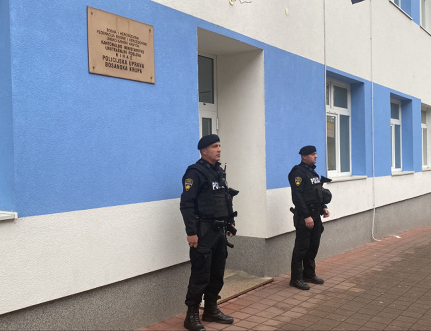 САРАЈЕВО, 31. ОКТОБРА /СРНА/ - Хрватски аналитичар Хасан Хајдар Дијаб сматра да недавни терористички напад у Босанској Крупи, у којем је малољетник убио полицајца, не треба гледати само као на изолован догађај већ као опасан тренд са потенцијалом за ширење, ако се не предузму додатни напори у превентивном дјеловању.